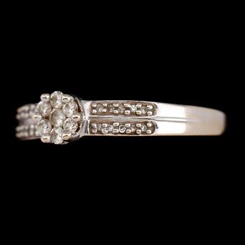 RING, 18 k vitguld och briljantslipade diamanter. Total vikt 4 g.