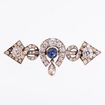 105. A BROOCH, cabochon cut sapphire, old cut diamonds, 14K (56) gold. St Petersburg, 1870-1890.