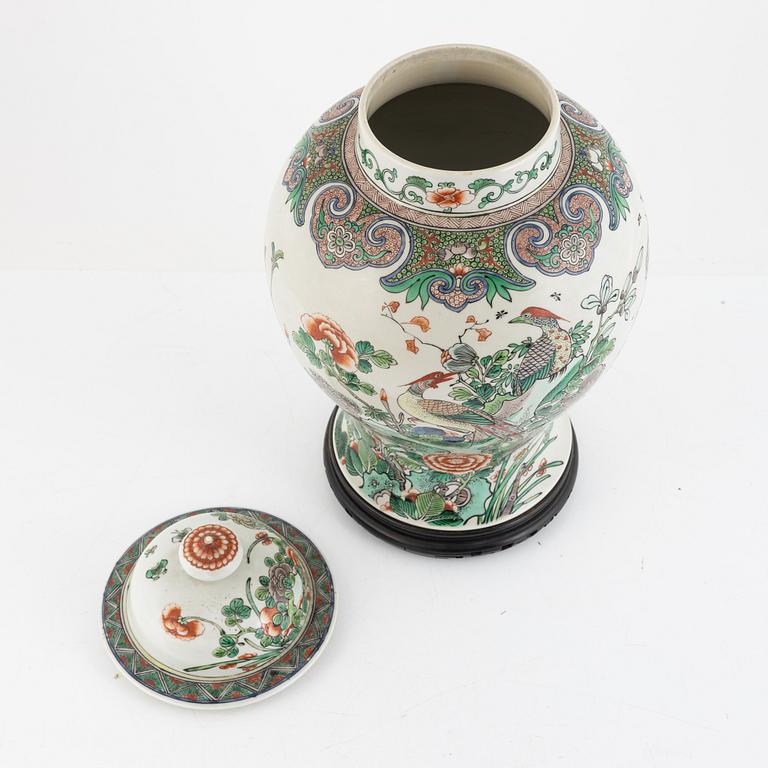 Urna med lock, porslin, Kina, 1900-tal.