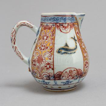 A imari porcelain pot, Qing dynasty, early 18th century.