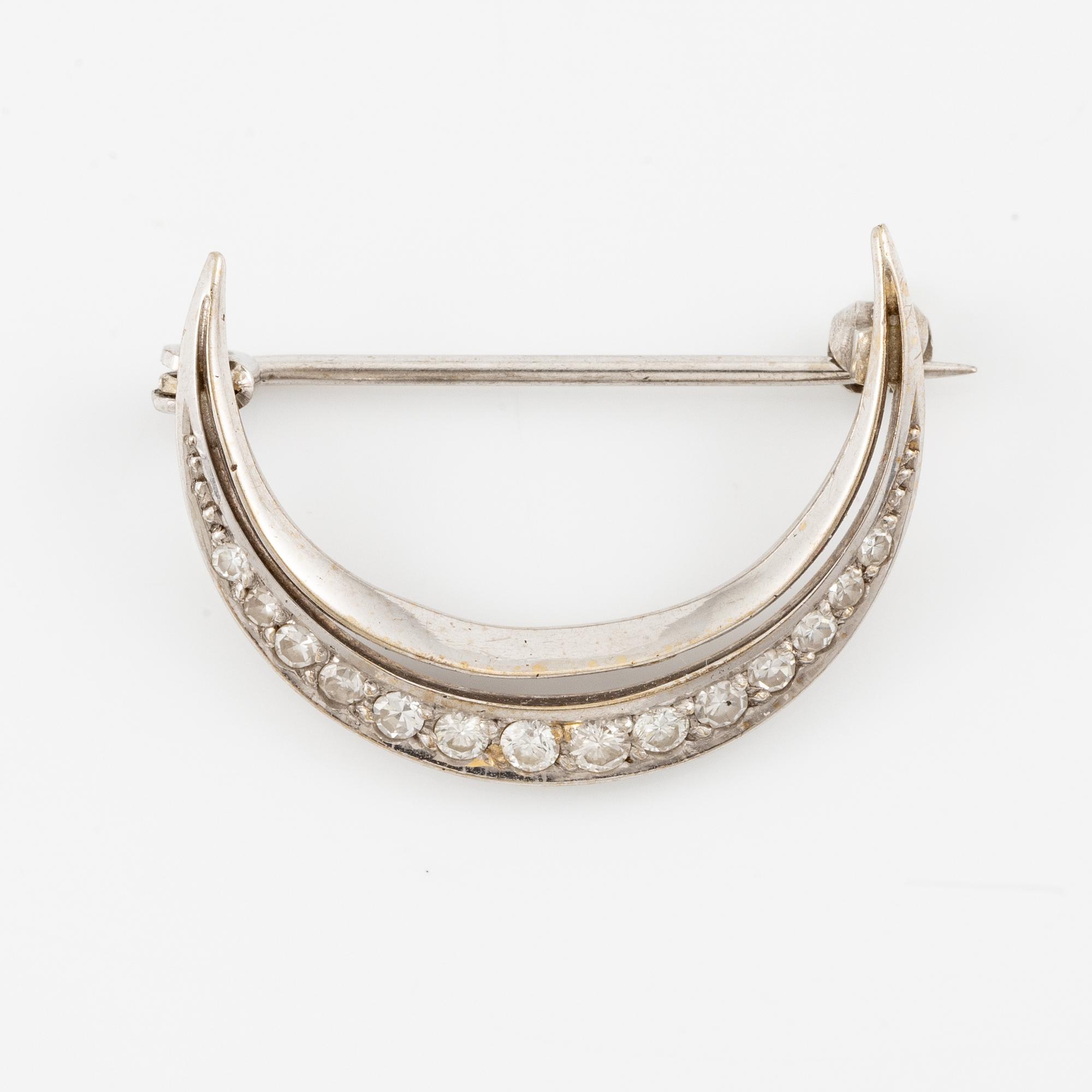 Brosch, Engelbert, i form av månskära, 18K vitguld med diamanter.