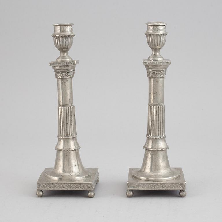 A pair of pewter candlesticks, first half of the 19th century.