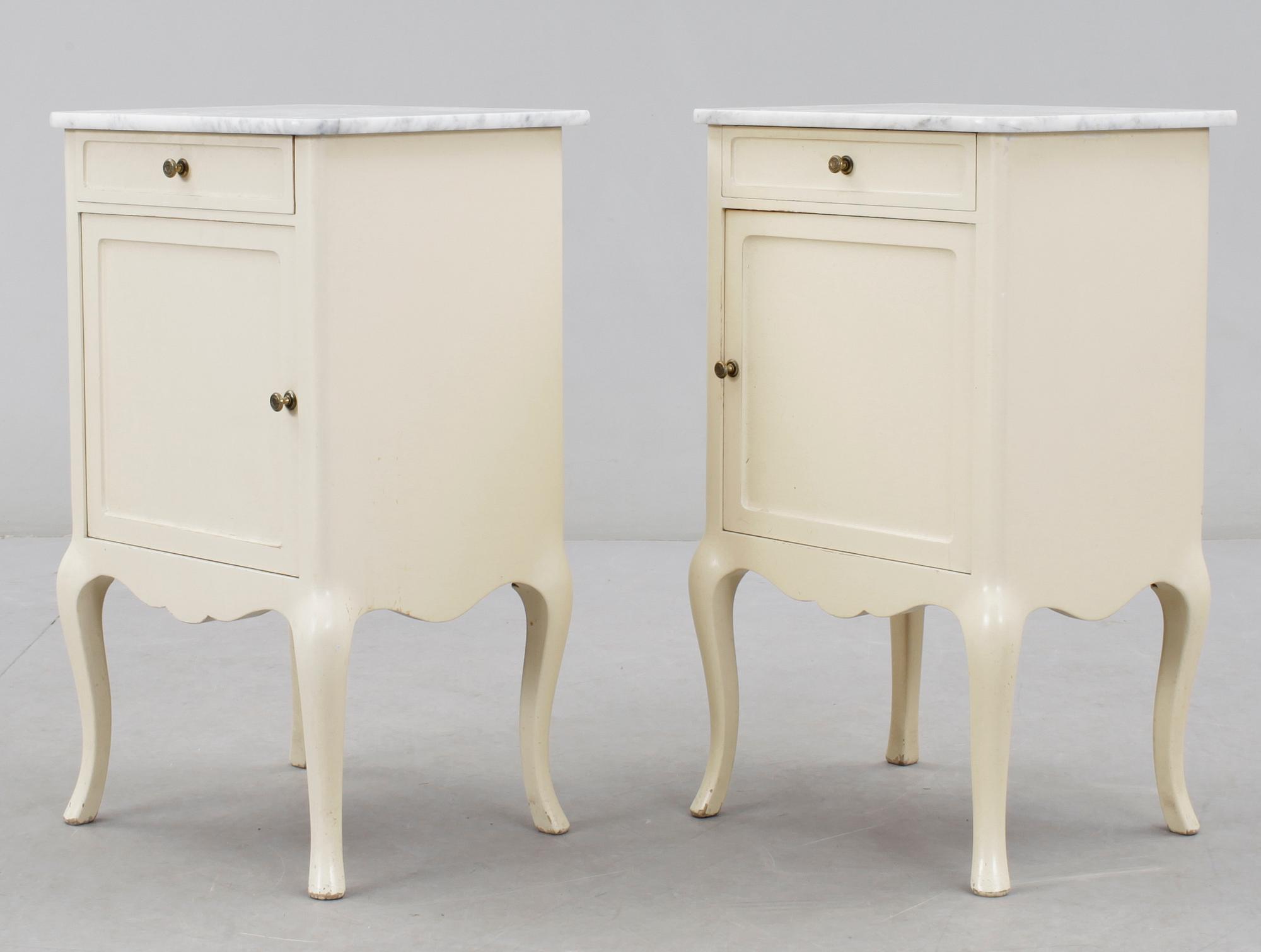 SÄNGBORD, ett par, rokokostil, Nordiska Kompaniet, 1900-talets första hälft.