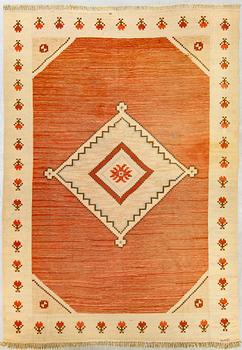 A Swedish 1940's Art Deco flat weave carpet ca 404 x 279 cm.