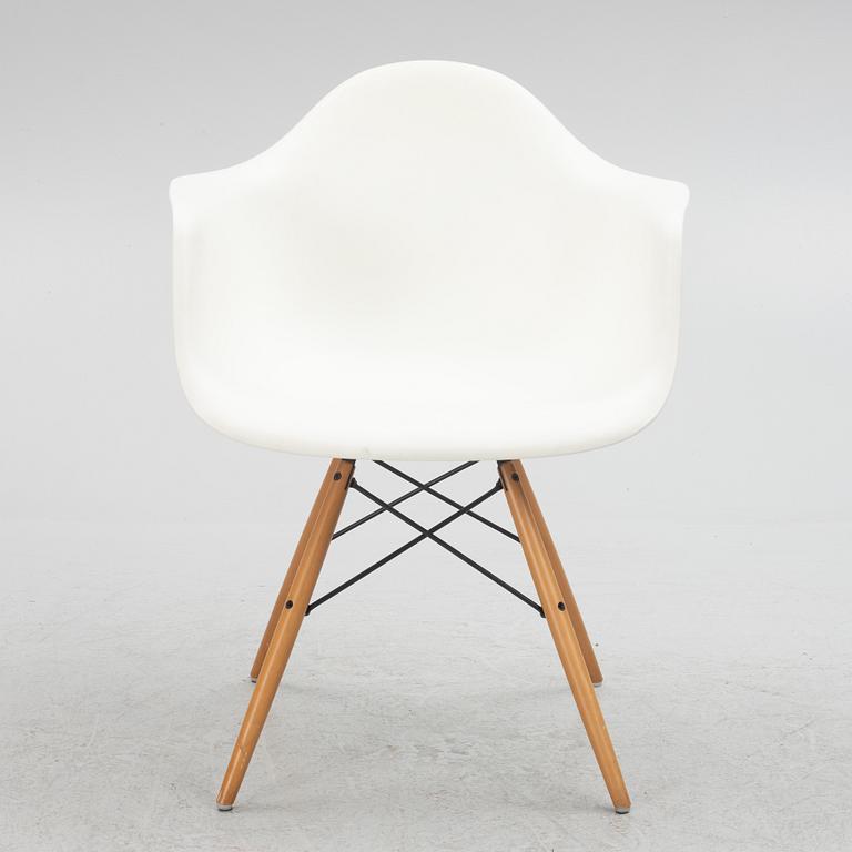 Charles & Ray Eames, a "plastic Armchair" Vitra, 2013.