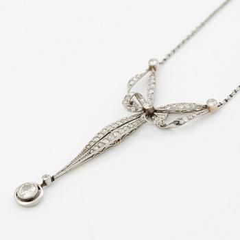 Platinum necklace with old-cut diamonds, circa 1900.