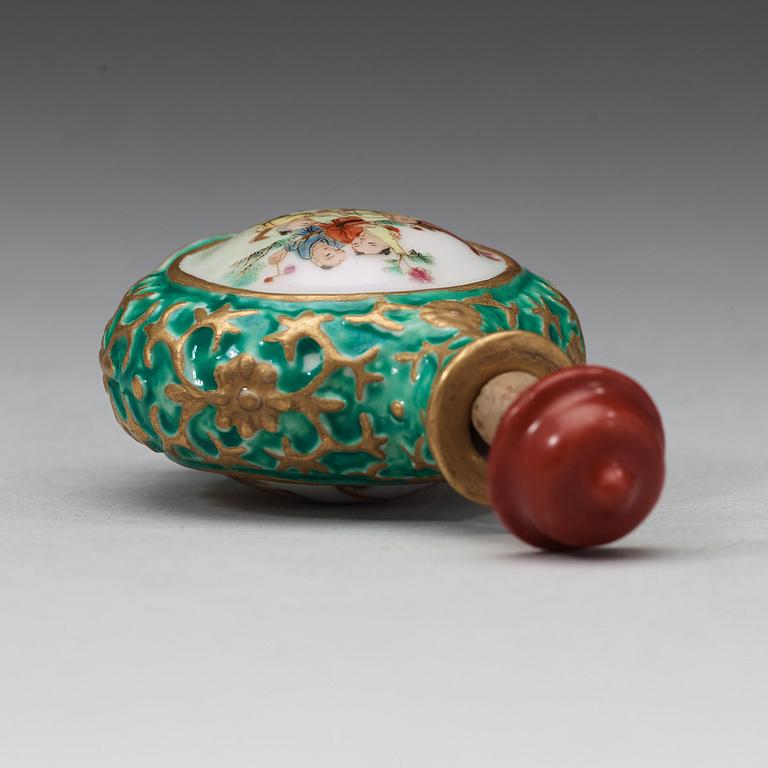 An enamelled snuff bottle with stopper, 20th Century with Qianlong mark in red.