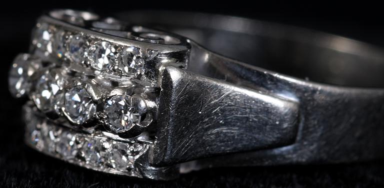 RING, vitguld samt 14 briljanter.