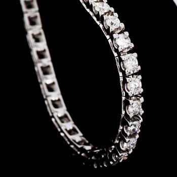 ARMBAND, 18k vitguld med briljantslipade diamanter, 2.21 ct. Vikt 7,5 g.