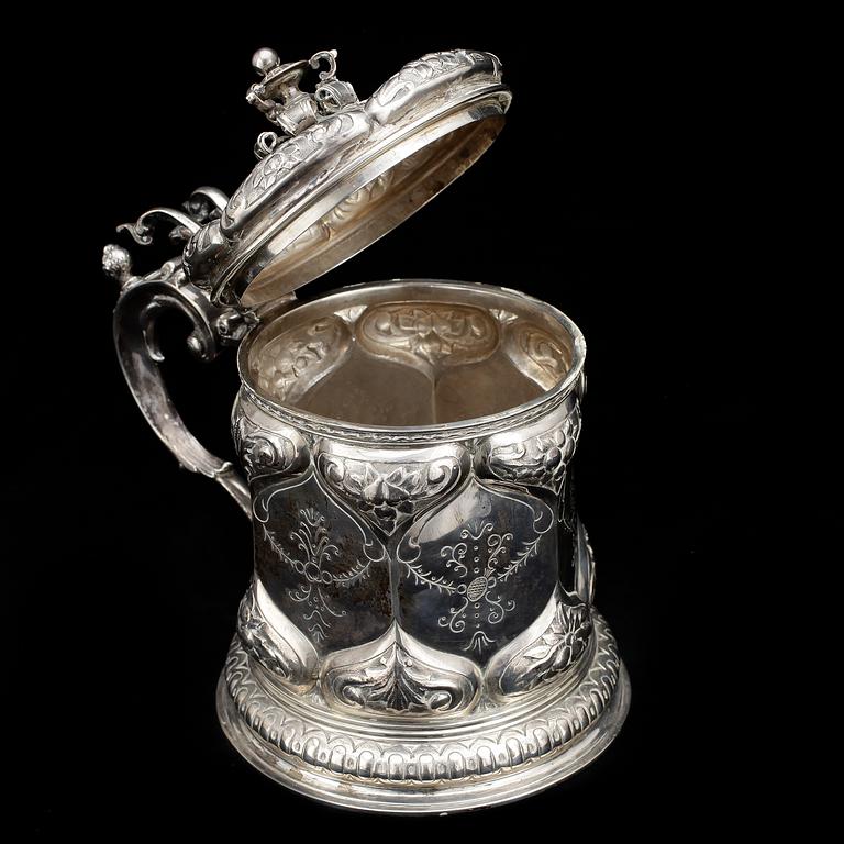 DRYCKESKANNA. silver, renässansstil, importstämplar samt K. Anderson, Stockholm, 1941. Vikt ca1180g.