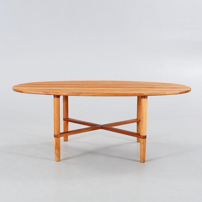 A coffee table named "Opus 9", designed Søren Nissen och Ebbe Gehl and made in the 21th century.