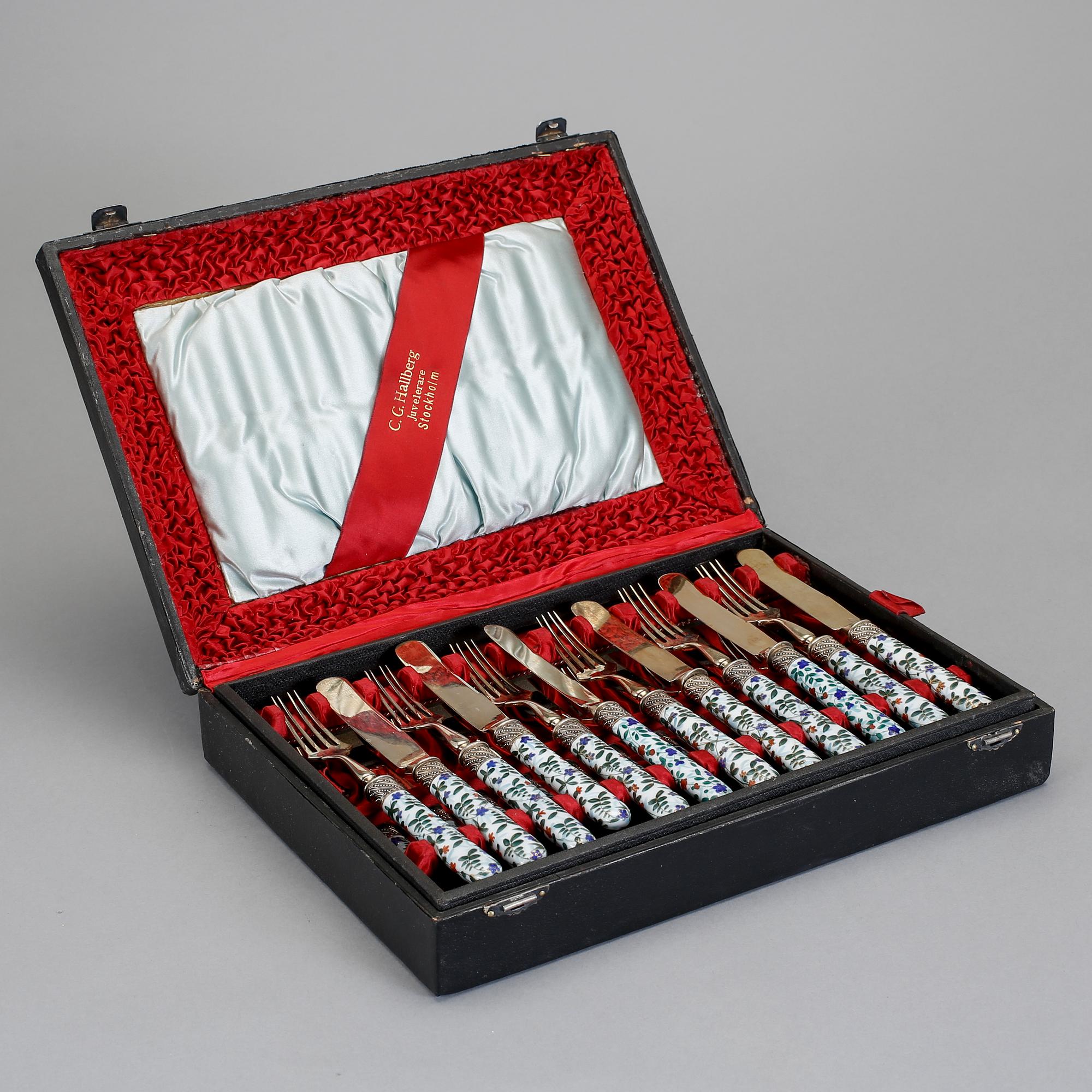 BESTICKSERVIS, 24 delar, silver och porslin, C G Hallberg, Stockholm 1881, total vikt cirka 1140 gram.