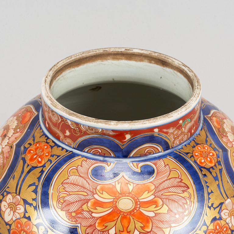 A Japanese imari jar with cover, 20th Century.