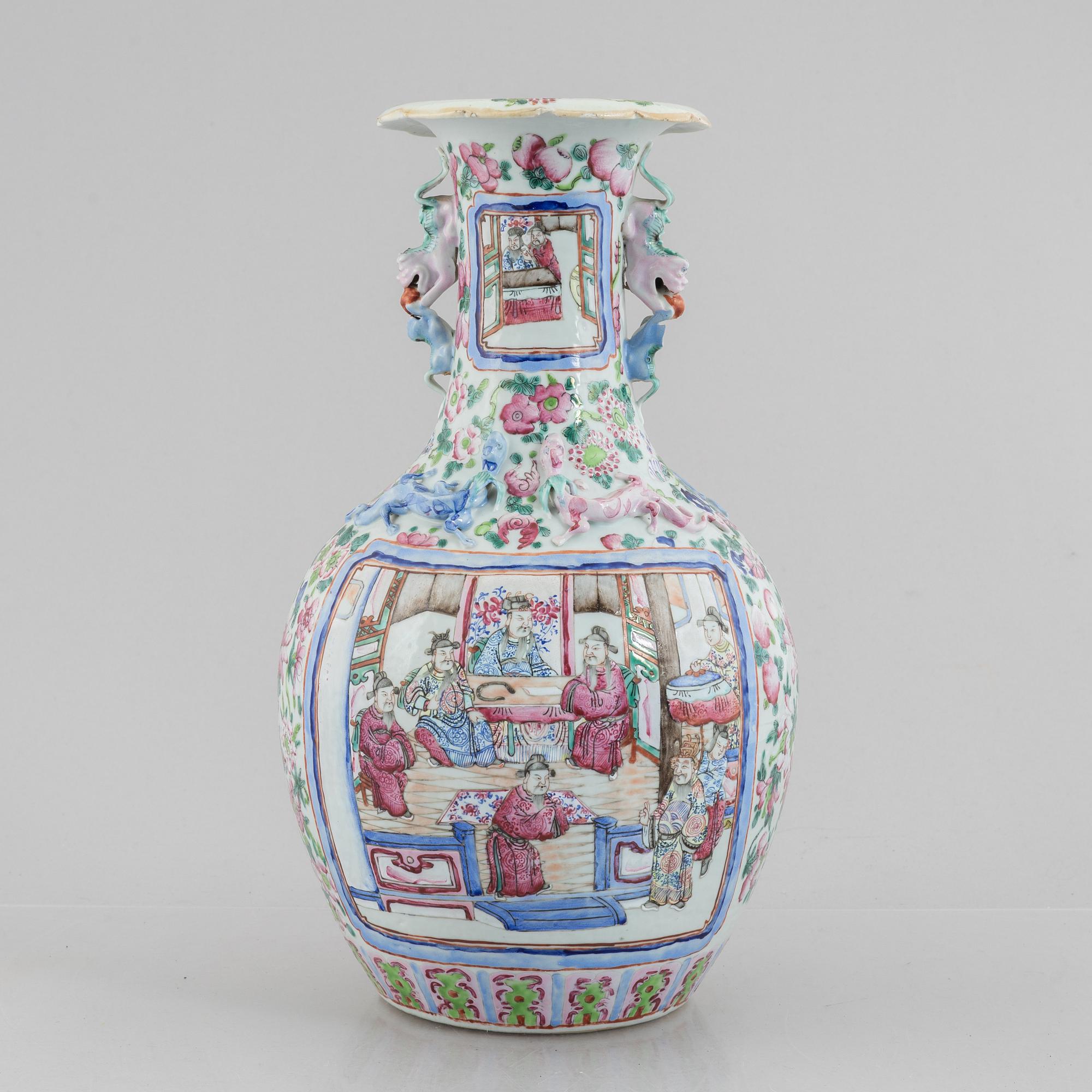 A porcelain vase, China, Qingdynasty, 19th century.