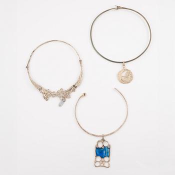 Lars Arby, three neck rings and two pendants, silver with enamel.