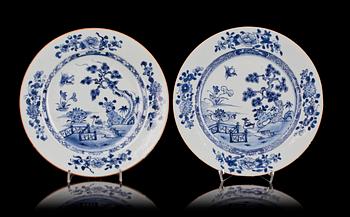 TALLRIKAR, ett par, porslin. Qianlong (1736-1795), Kina.