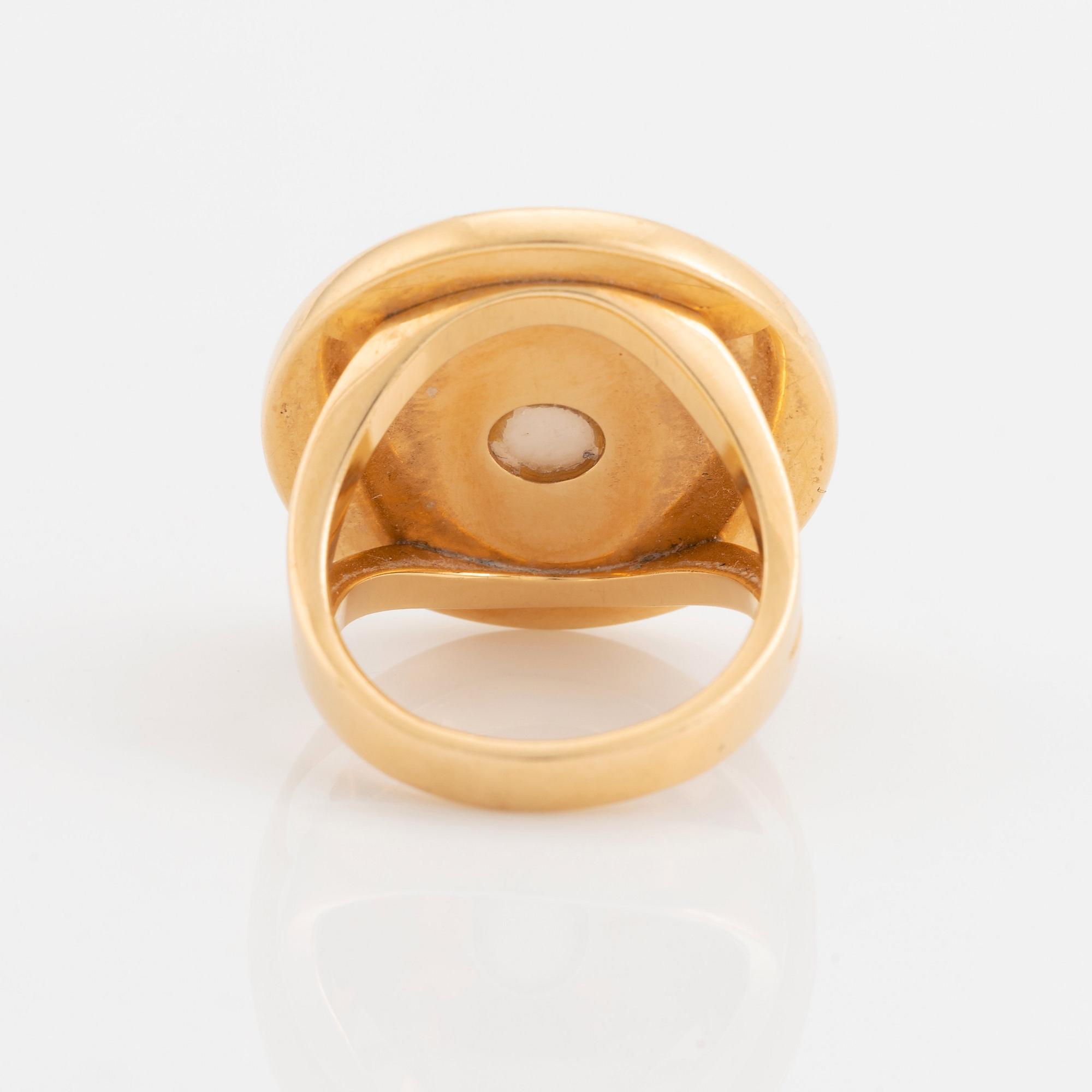 An 18K gold and mother of pearl Bulgari ring.