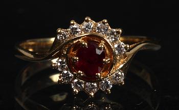 RING, 18 K guld, med tolv briljanter samt en rubin.
