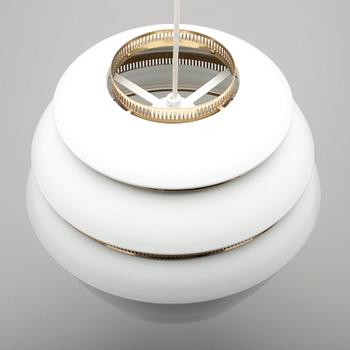 TAKLAMPA, A331 "Bikupa". Målad plåt och mässing, Alvar Aalto, Artek. 1900-talets senare hälft.