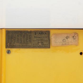 A Fada Streamliner "Bullet" radio model 1000, ca 1945.