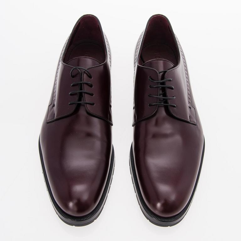 A Pair of Mens Lace Shoes, size 9.