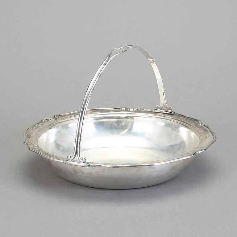 KAROTT MED HÄNKEL, silver, W.A. Bolin, Stockholm, 1934. Vikt ca 619 gram.