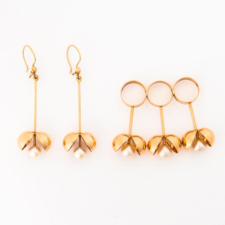 A set of 14K gold pendant and earrings with pearls by Olli Auvinen. Westerback Eino Ky, Helsinki 1967.