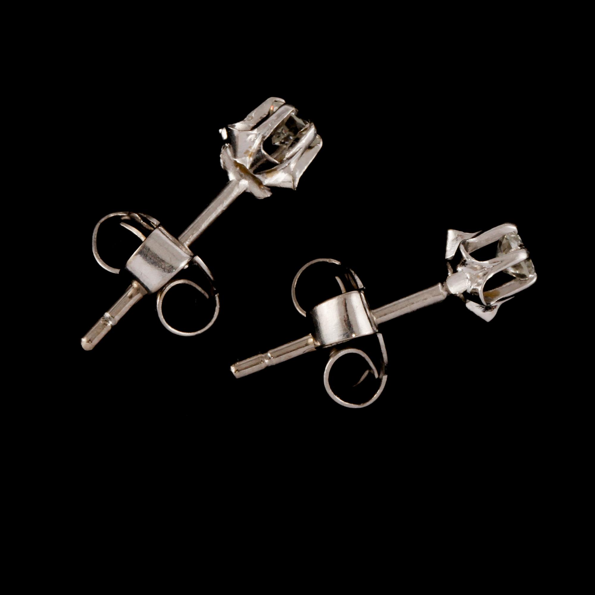 ÖRHÄNGEN, ett par, 18k vitguld med briljantslipade diamanter, totalt ca 0.12 ct, Karana, Helsingborg. Vikt 0,5 g.