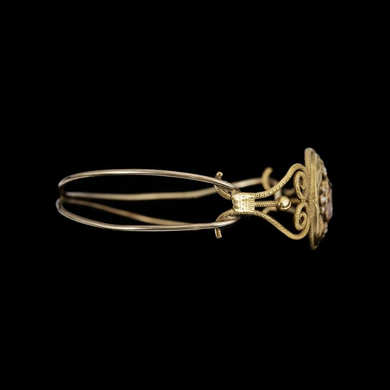 ARMRING, gulmetall, ametist, orientaliska pärlor, 1800-tal.