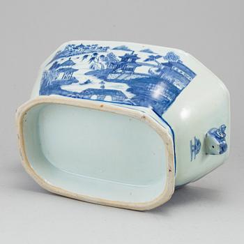 A blue and white tureen with cover, Qing dynasty, Qianlong (1736-95).