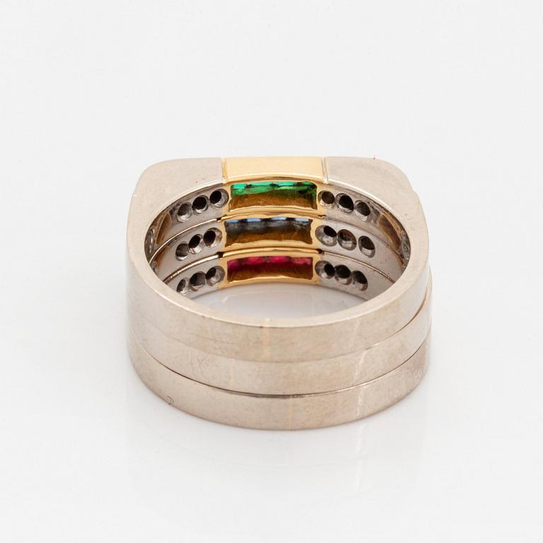 Gaudy tre ringar 18K guld med rubiner, smaragder och safirer.