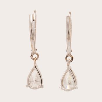 Örhängen 18K vitguld med päronslipade diamanter.