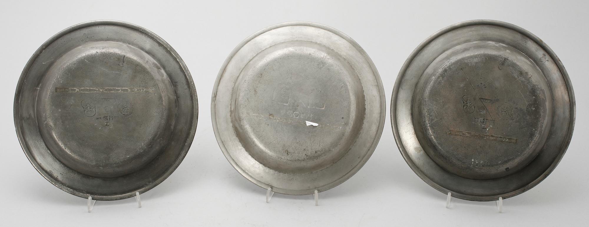 TALLRIKAR, 3 st, tenn, 1700-tal.