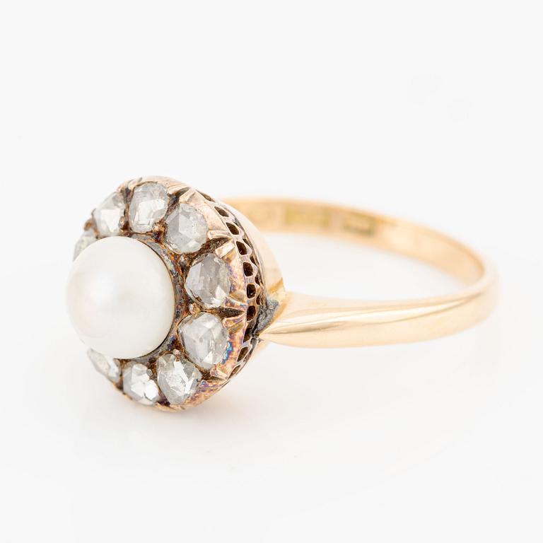 Ring in 18K gold carmosé with rose stones and a pearl.