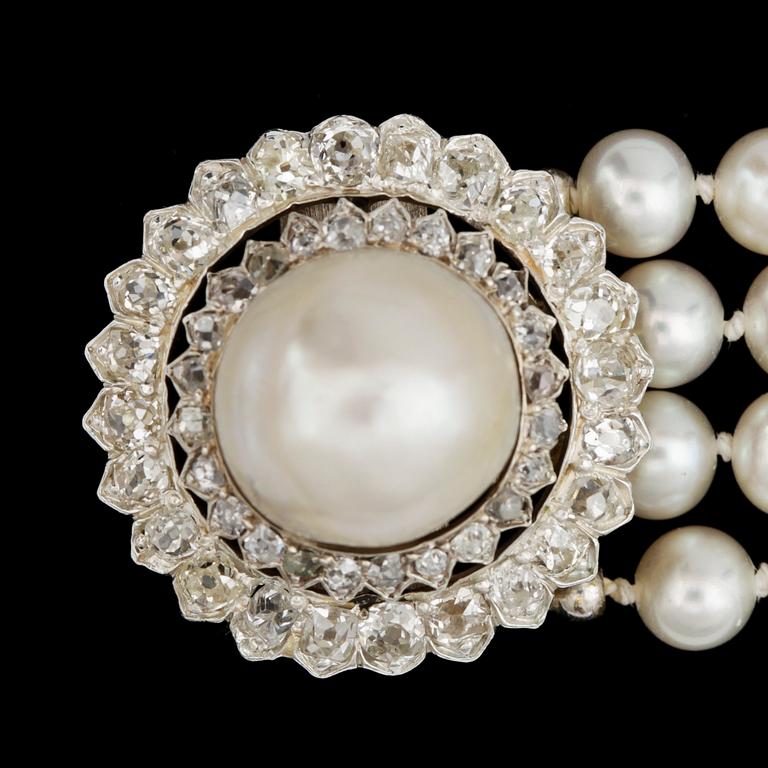 A cultured pearl and diamond bracelet, tot. app 2 cts.