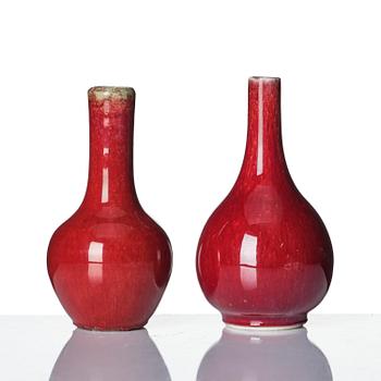 Vaser, två stycken, porslin. Qingdynastin, 1700-/1800-tal samt figurin/rökelshållare, keramik. Sen Mingdynasti.