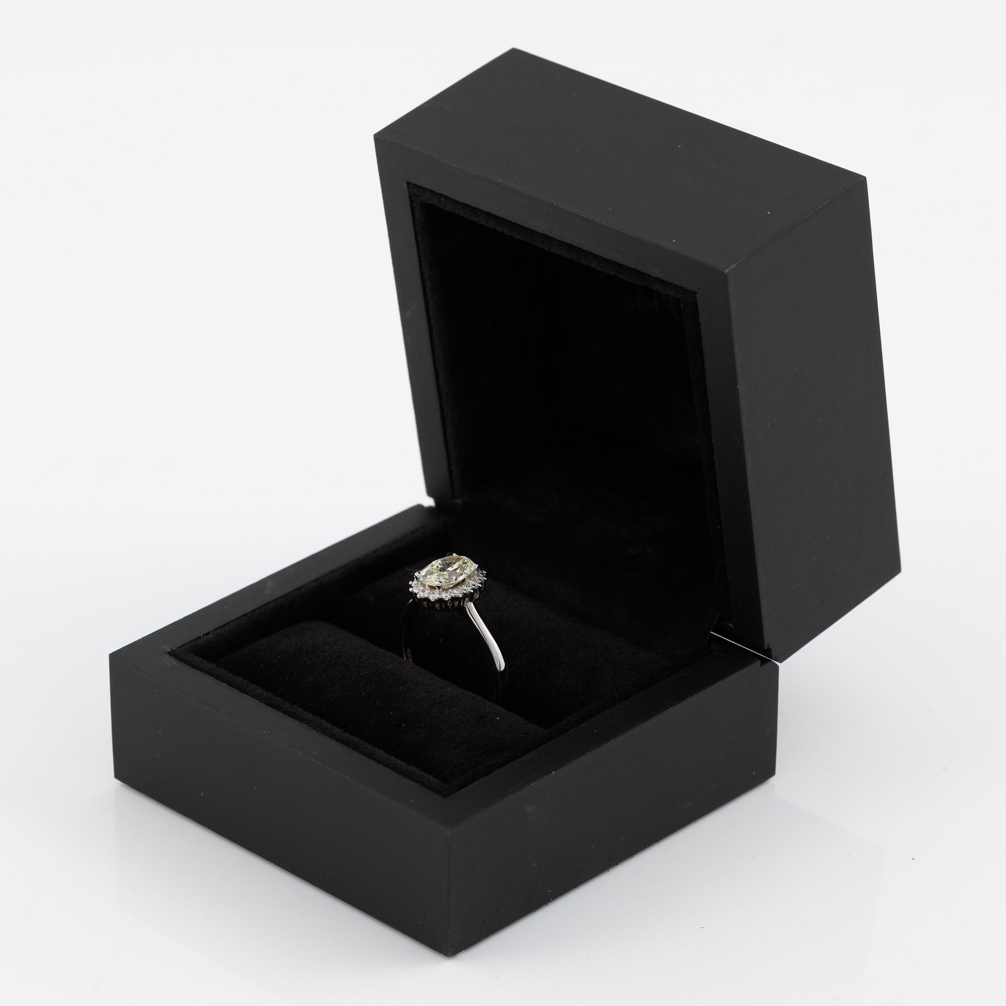 Ring 18K white gold set with an oval brilliant-cut diamond, accompanied by a GIA report.