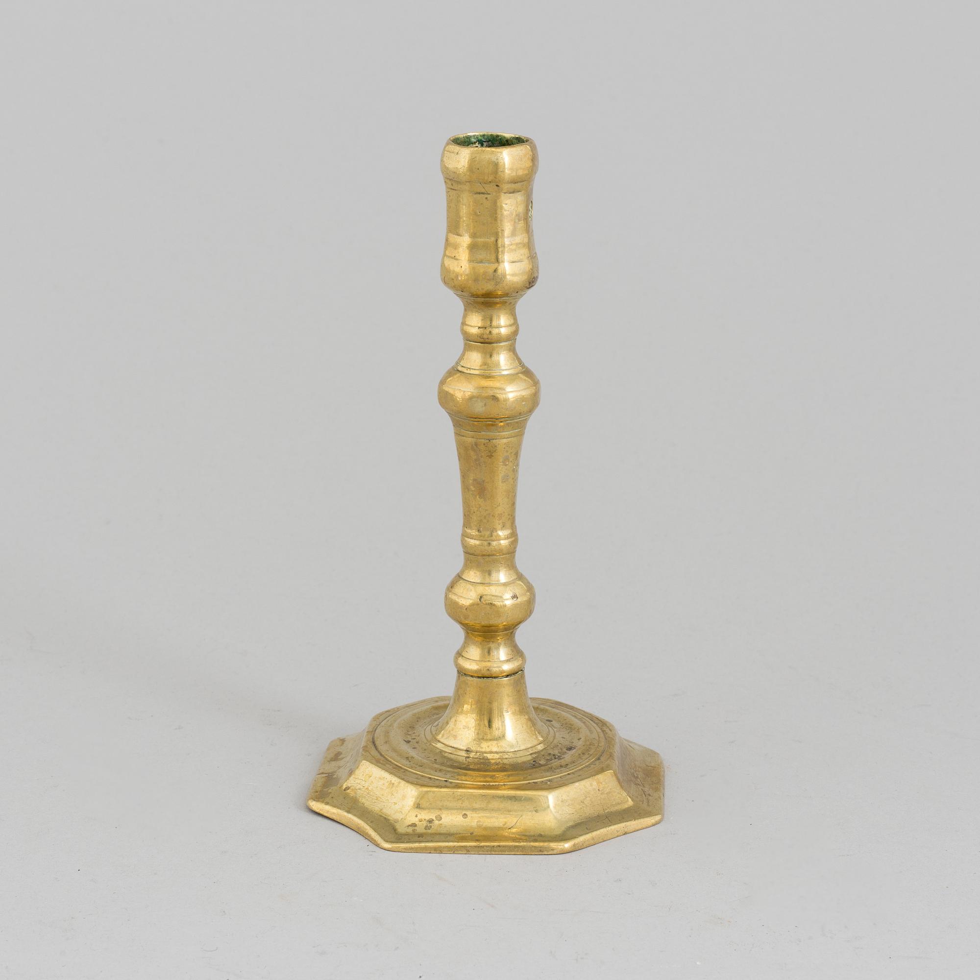 AN 18TH CENTURY CANDLSTICK.