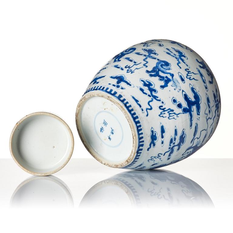 A blue and white jar with cover, Qing dynasty, 19th century.