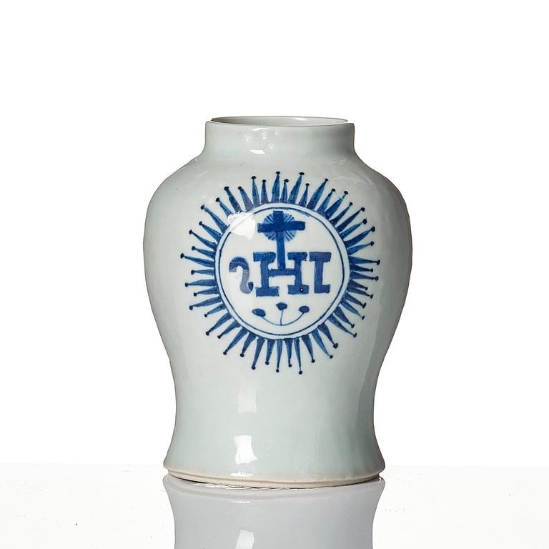 A small blue and white jar with the monogram IHS mirrored, Qing dynasty, 19th Century.