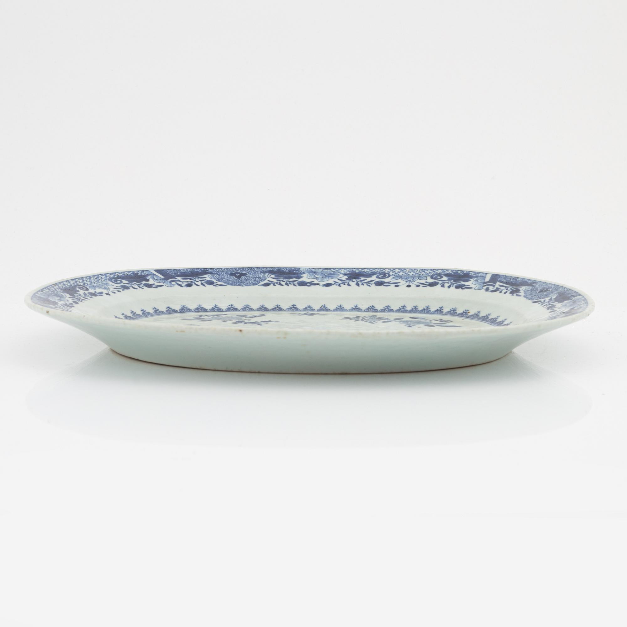 A blue and white serving dish, Qing dynasty, Qianlong (1736-95).
