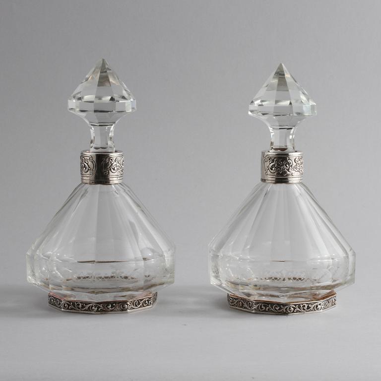 KARAFFER, ett par, glas och silver, Tyskland, svenska importstämplar, 1900-tal.