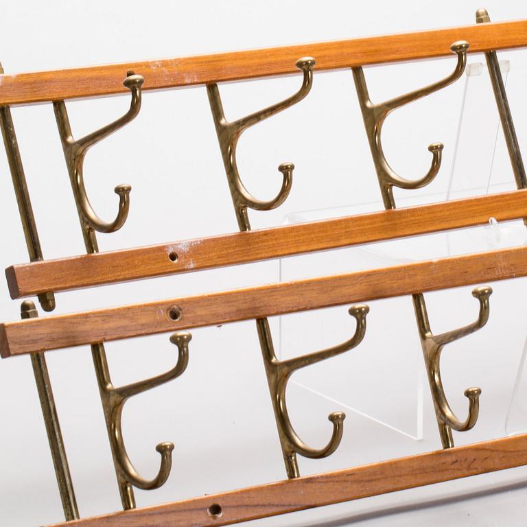 KLÄDHÄNGARE, 2 st, "Dekorativ", Skoglunds Metallgjuteri, 1900-talets andra hälft.