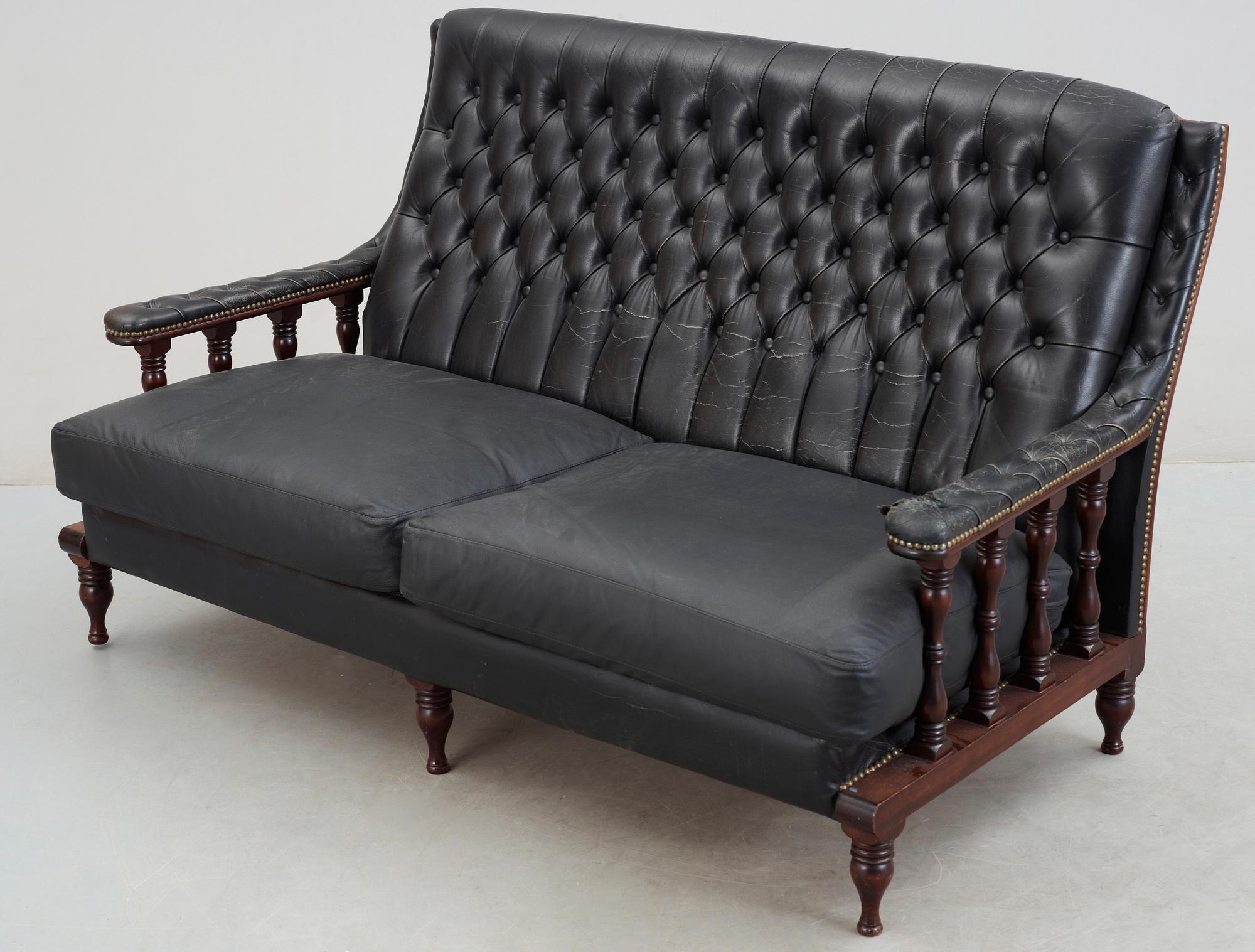 SOFFA samt FÅTÖLJ, engelsk stil, omkring sekelskiftet 1900.