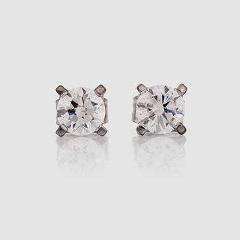 A pair of brilliant cut diamond, 0.90 ct/0.90 ct H/VVS1, earstuds.