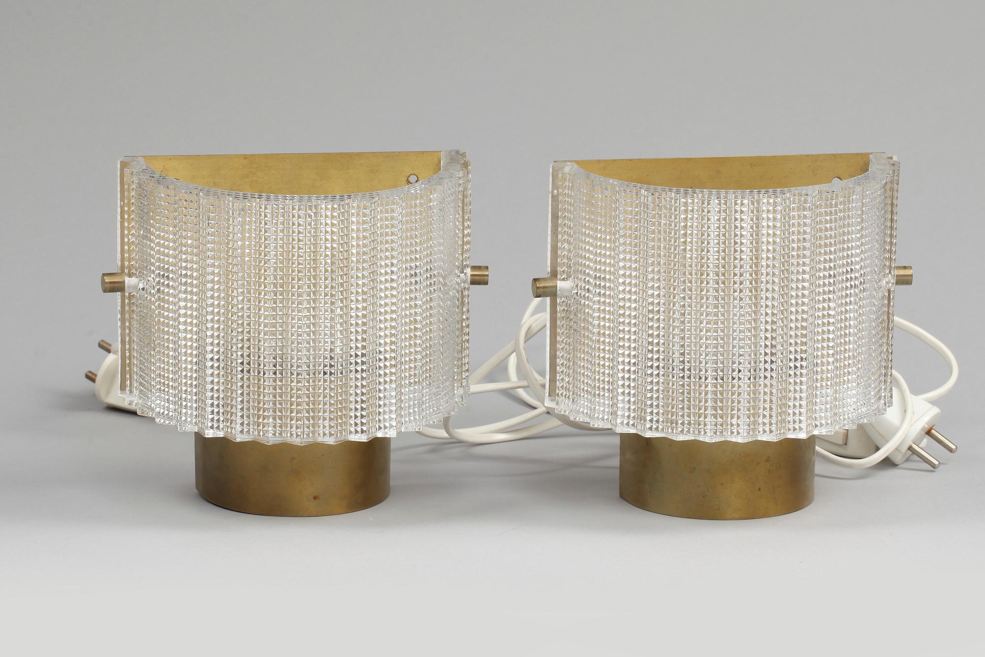 VÄGGLAMPETTER, ett par och TAKLAMPA, Carl Fagerlund, Orrefors, 1900-talets andra hälft. Diam 26.