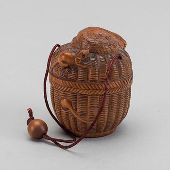 A JAPANESE INRO, 20TH CENTURY.