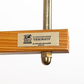 Klädhängare, ett par, "Dekorativ", Skoglunds metallgjuteri, Anderstorp, 1950/60-tal.