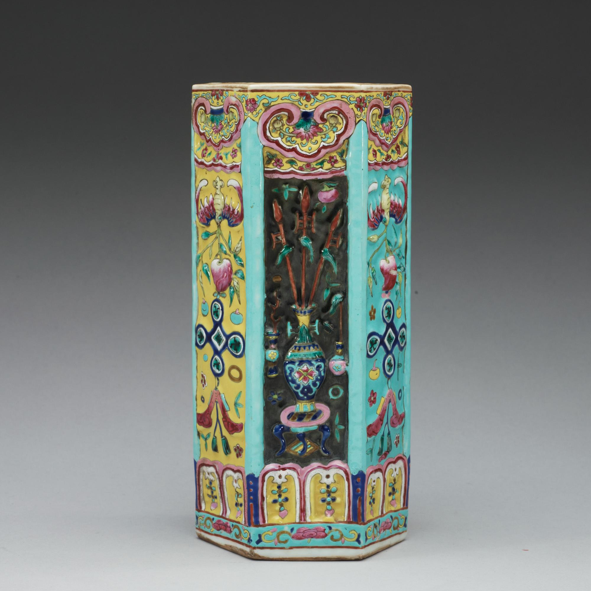 VAS, porslin. Qing dynastin, 1800-tal.
