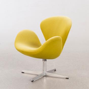 ARNE JACOBSEN, fåtölj, "Svanen", för Fritz Hansen Danmark 1975.